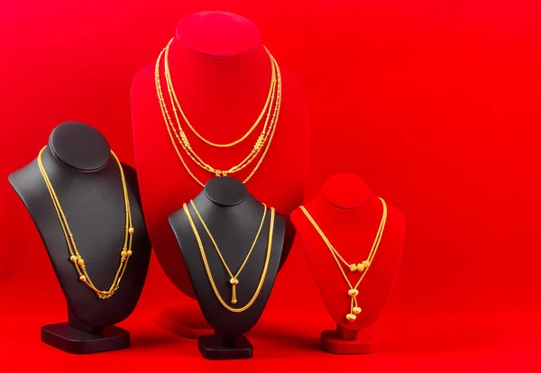 Золотые Ожерелья Красном Черном Цветах Ожерелье Стенд — стоковое фото