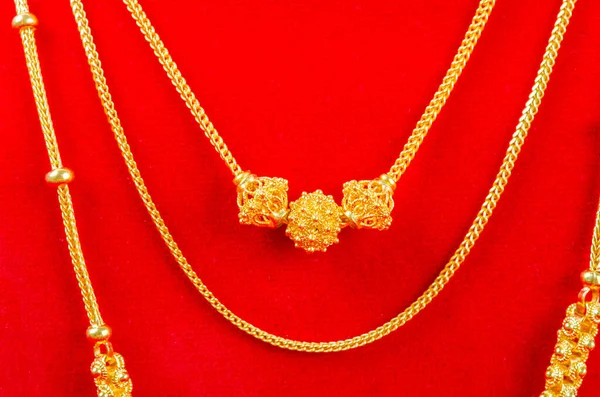 Группа Золотых Ожерелий Красном Фоне — стоковое фото