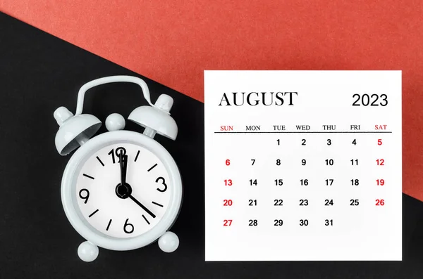 Srpen 2023 Měsíční Kalendářní Rok Budíkem Červeném Černém Pozadí — Stock fotografie