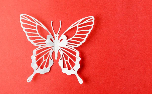 Papírová Motýlí Řezba Červeném Pozadí Prázdným Prostorem — Stock fotografie