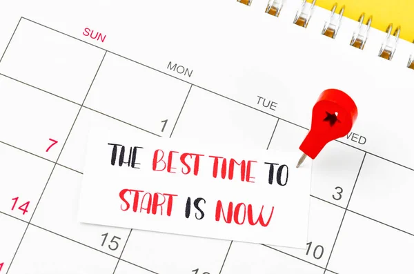 Slovo Nejlepší Čas Začít Teď Dřevo Push Pin Stránce Kalendáře — Stock fotografie