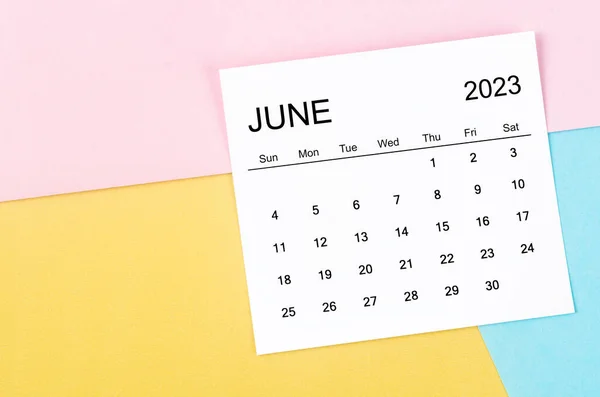 2023年6月カラフルな背景に今月のカレンダー — ストック写真