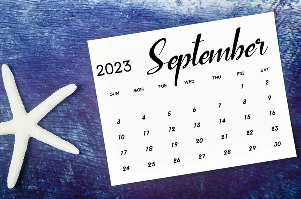 Wrzesień 2023 Miesięczny Kalendarz Starfish Niebieskim Drewnianym Tle — Zdjęcie stockowe