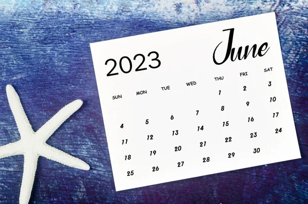 Juni 2023 Monatskalender Mit Seestern Auf Blauem Holzgrund — Stockfoto