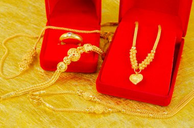 Kırmızı kadife kutuda altın bilezik.