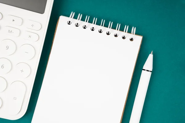 Cuaderno Espiral Blanco Pluma Con Calculadora Sobre Fondo Verde Vista — Foto de Stock
