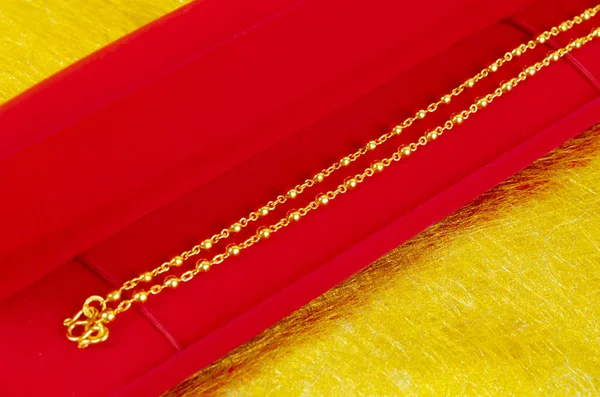 Золотое Ожерелье Красной Бархатной Коробке Контейнер Золотом Фоне Цвета — стоковое фото