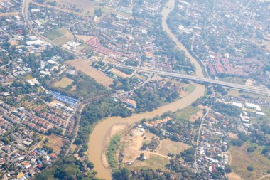 Uçakla yeryüzü ve dağların havadan görünüşü