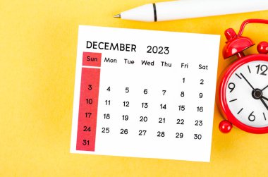 2023 yılı Aralık ayı takvimi. Sarı arka planda alarm saati var..
