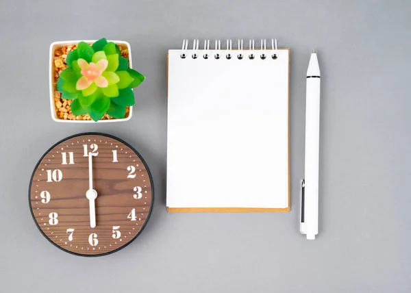 Meja Kerja Dengan Notebook Terbuka Kosong Dan Jam Alarm Kayu — Stok Foto
