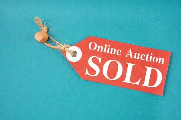 Red Tag Online Auction Sold Hanging Wooden Push Pin Green — Stock Photo, Image