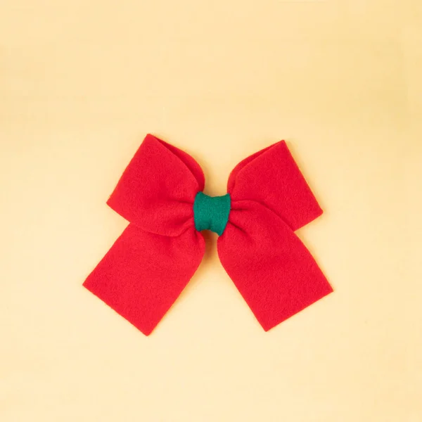 Красный Подарок Лук Желтом Фоне Цвета — стоковое фото