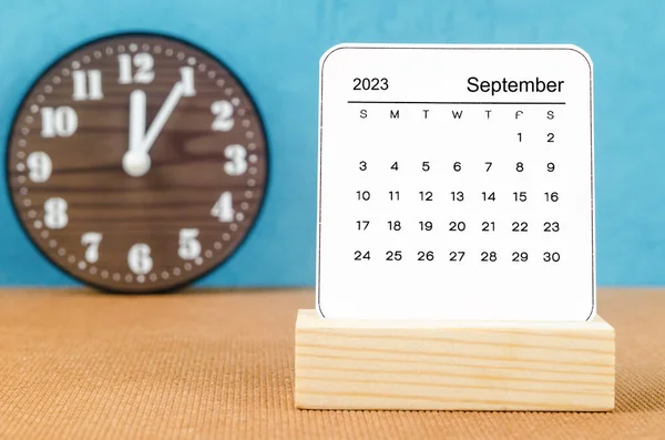 2023年9月木制桌子上2023年月历 — 图库照片