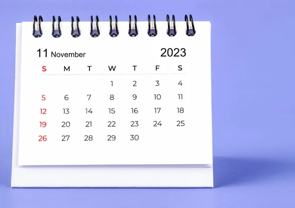 Listopad 2023 Miesięczny Kalendarz Biurko 2023 Rok Fioletowym Tle — Zdjęcie stockowe