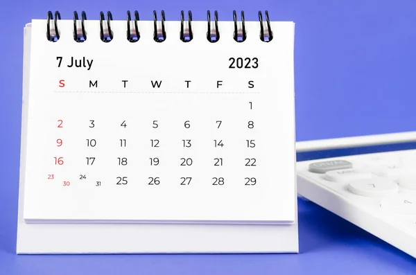 Juli 2023 Månadskalender För 2023 Med Miniräknare Lila Bakgrund — Stockfoto