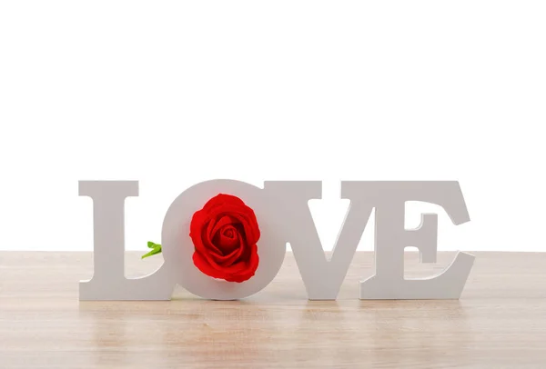 Lettere Legno Love Parola Con Fiore Rosa Rossa Sul Tavolo — Foto Stock