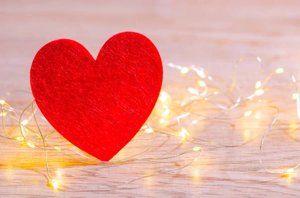 Tecido Forma Coração Vermelho Com Luzes Natal Uma Mesa Madeira — Fotografia de Stock
