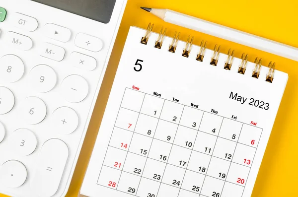 Май 2023 Ежемесячный Настольный Календарь 2023 Год Калькулятор Ручкой Желтом — стоковое фото