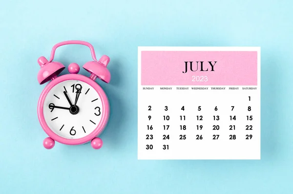 Červenec 2023 Měsíční Kalendářní Rok Růžovým Budíkem Modrém Pozadí — Stock fotografie