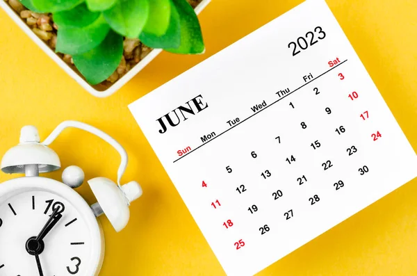 Červen 2023 Měsíční Kalendář Pro 2023 Rok Budíkem Žlutém Pozadí — Stock fotografie