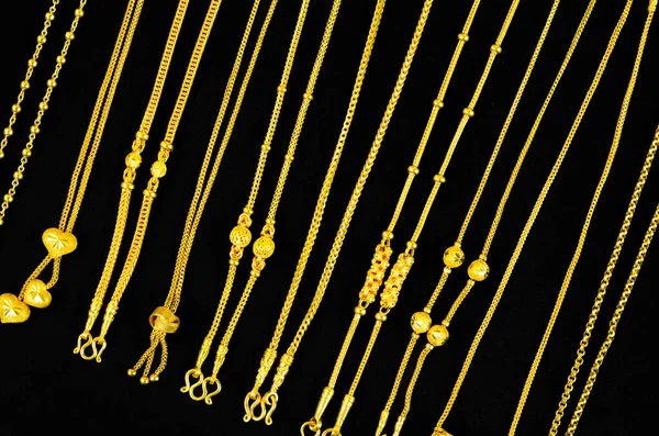 Unscharfer Goldschmuck Halsketten Auf Schwarz Für Hintergrund Panel Gold Für — Stockfoto