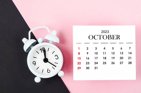 Oktober 2023 Månedlig Kalenderår Med Vekkerklokke Rosa Bakgrunn – stockfoto