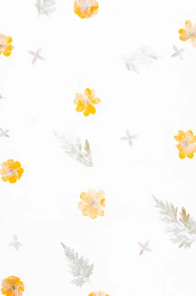 手作りの再生花と葉の紙の背景 — ストック写真