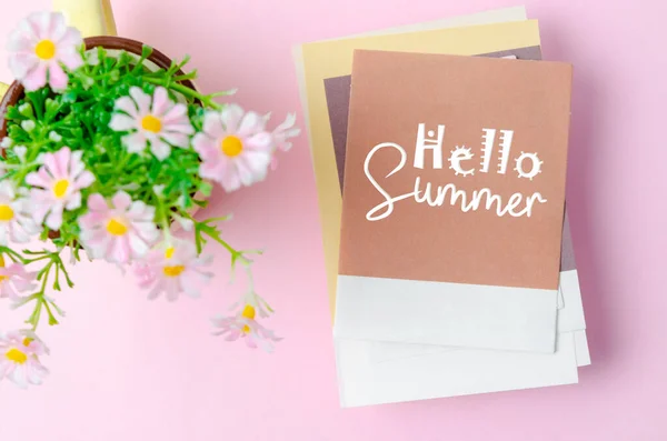 Γεια Σας Καλοκαίρι Χαρτί Σημειώσεις Και Ροζ Λουλούδια Χρώμα — Φωτογραφία Αρχείου