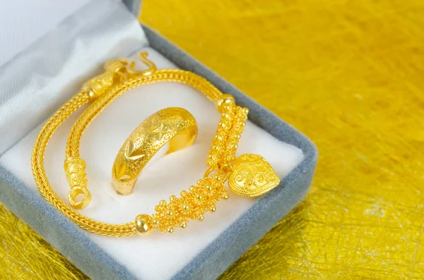Золотое Кольцо Ожерелье Кулоном Форме Сердца Синяя Бархатная Коробка — стоковое фото