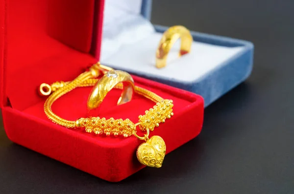 Золотое Ожерелье Кулон Форме Сердца Кольцом Красной Бархатной Коробке — стоковое фото