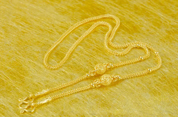 Золотое Ожерелье Фоне Золотого Цвета — стоковое фото
