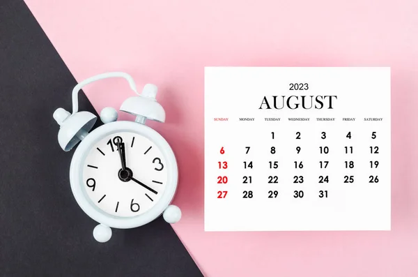 Αύγουστος 2023 Μηνιαίο Ημερολογιακό Έτος Ξυπνητήρι Ροζ Και Μαύρο Φόντο — Φωτογραφία Αρχείου