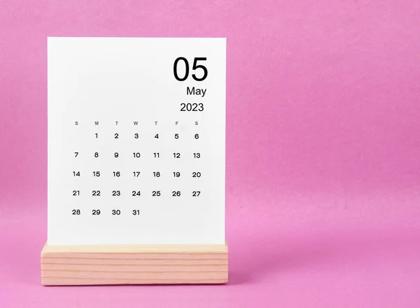 2023年5月ピンクを背景に2023年の月次デスクカレンダー — ストック写真