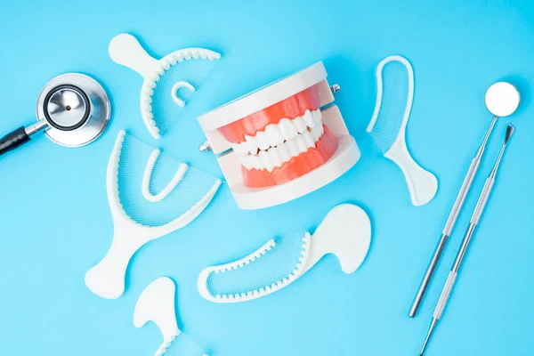 Modelo Dientes Instrumento Dental Sobre Fondo Azul — Foto de Stock
