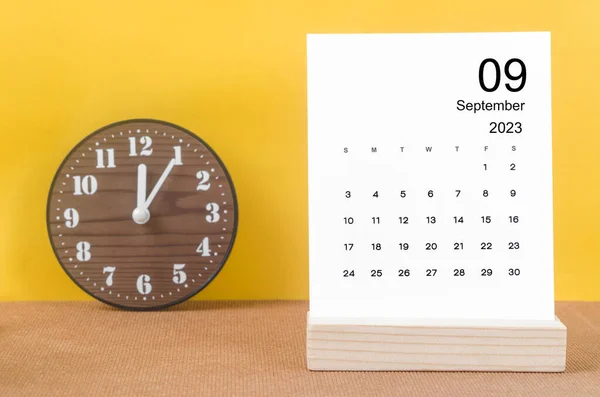 2023年9月黄色のテーブルのクロックと2023年のカレンダー — ストック写真