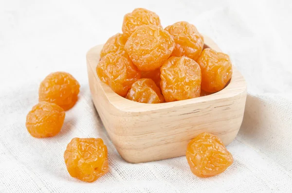 Κρεμαστά Φρούτα Αποξηραμένο Μέλι Κινέζικο Δαμάσκηνο Ξύλινο Φόντο — Φωτογραφία Αρχείου