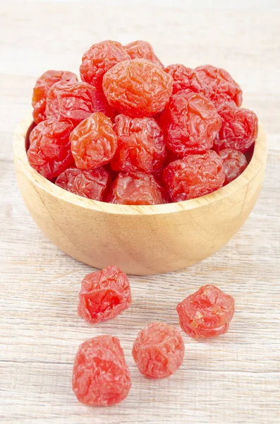 Ciruelas Rojas Secas Frutas Conservadas Ciruela China Cuenco Madera Sobre — Foto de Stock