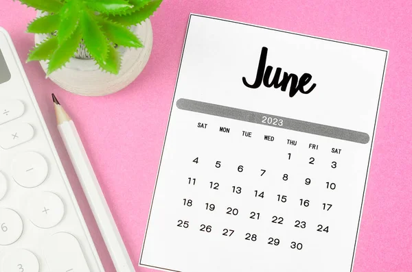 Červen 2023 Měsíční Kalendář Pro 2023 Rok Kalkulačkou Růžovém Pozadí — Stock fotografie