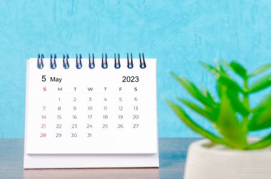 Mayıs 2023 Aylık masa takvimi mavi arka planda bitki örtüsü ile 2023 yılı.