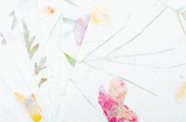 El yapımı geri dönüştürülmüş çiçek ve yaprak kağıdı arka planı.