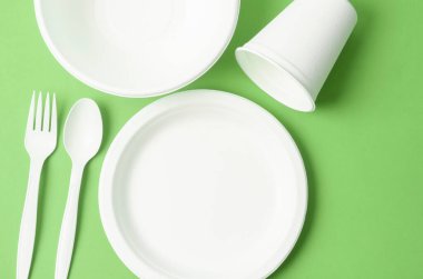 Çevre dostu biyolojik çözünebilir kağıt, yeşil arka planda ambalaj yiyeceği ve kağıt bardak için kullanılabilir..