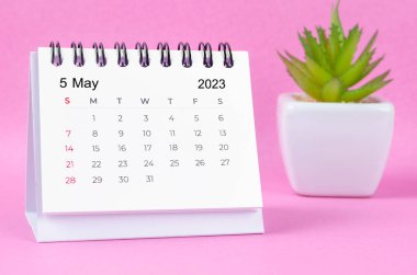 Mayıs 2023 Pembe arka planda 2023 masa takvimi.