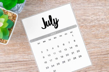 2023 Temmuz takvimine göre ahşap arka planda 2023 yılı.