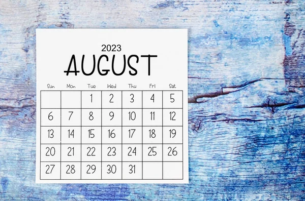 2023 Ağustos Ayının Takvimi Eski Mavi Ahşap Arka Planda — Stok fotoğraf