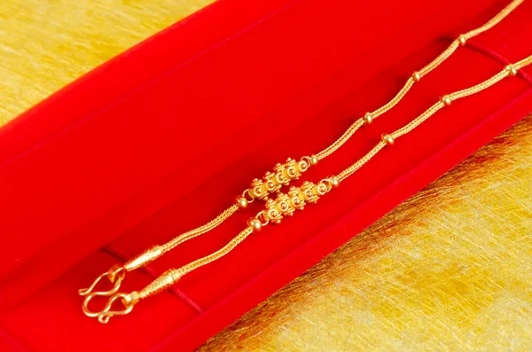 Золотое Ожерелье Красной Бархатной Коробке Контейнер Золотом Фоне Цвета — стоковое фото