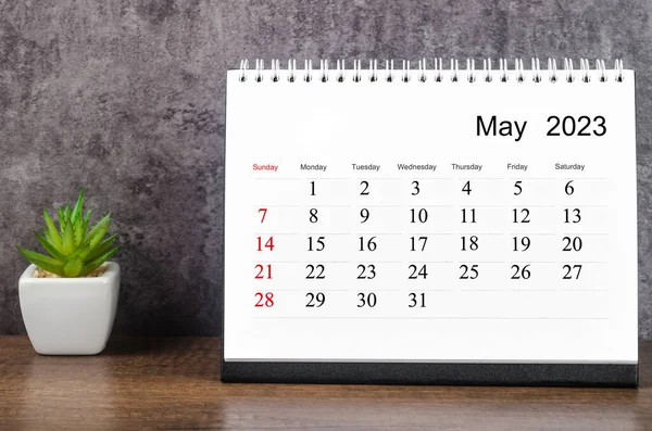 Mei 2023 Maandelijkse Bureaukalender Voor 2023 Jaar Houten Tafel — Stockfoto