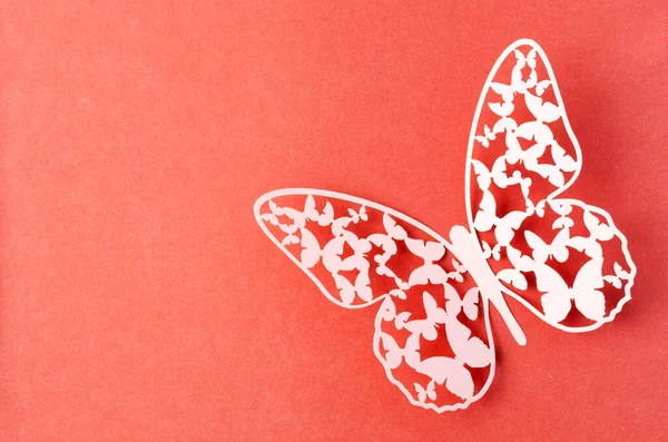 Papírová Motýlí Řezba Červeném Pozadí Prázdným Prostorem — Stock fotografie