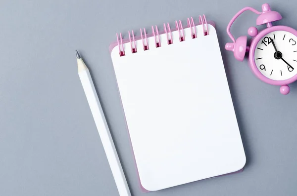 Abra Cuaderno Blanco Reloj Despertador Color Rosa Para Concepto Creativo —  Fotos de Stock