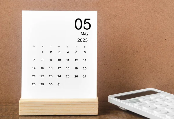 Май 2023 Ежемесячный Календарь 2023 Год Калькулятором Деревянном Фоне — стоковое фото