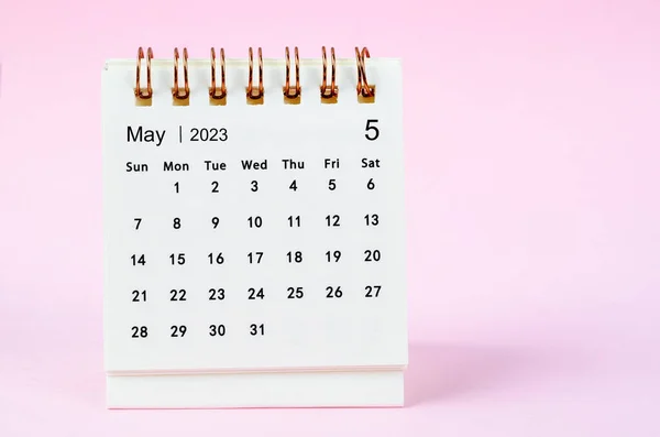 2023年5月ピンク色の背景に2023年のデスクカレンダー — ストック写真